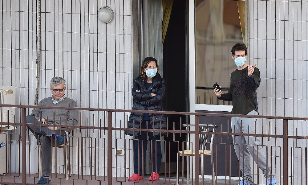 Nel mondo 2,6 miliardi persone a casa