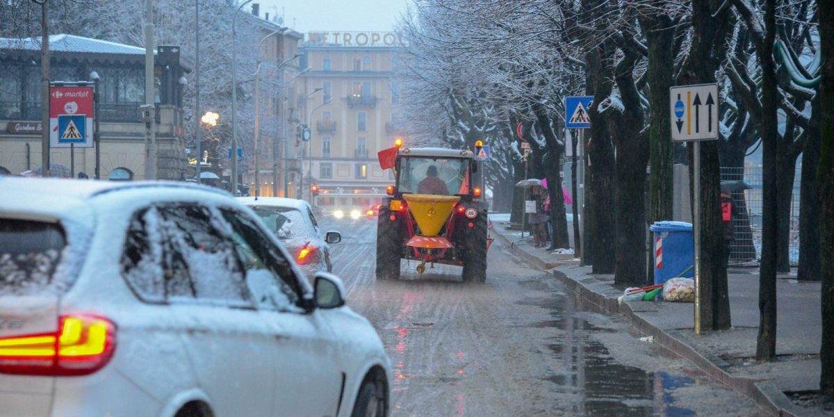 Neve sul Lario, disagi al traffico su Canturina e Statale per Lecco. Code sull’Autostrada A9. Le foto e le previsioni