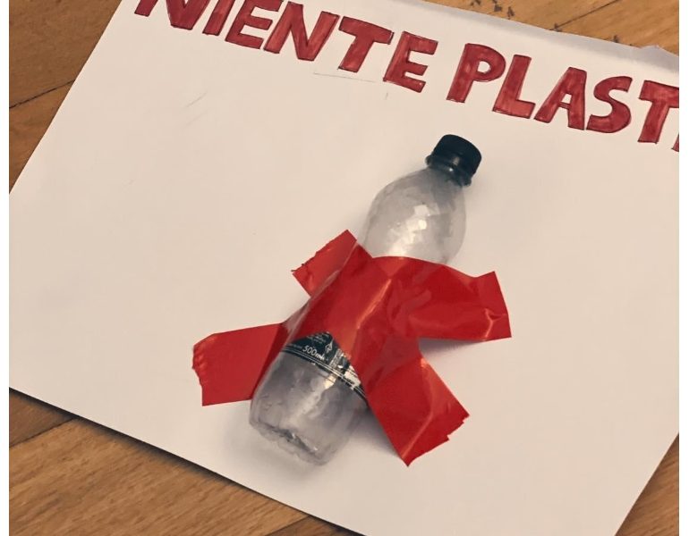 No alla plastica, bimbo 7 anni in piazza