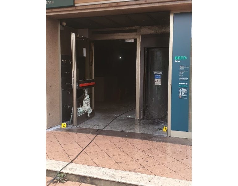 Non gli apre conto, molotov contro banca