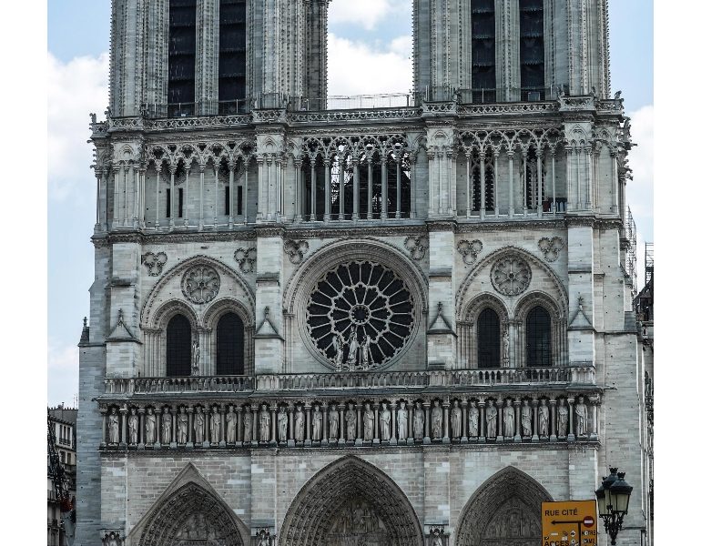 Notre-Dame celebra Pasqua,vita va avanti