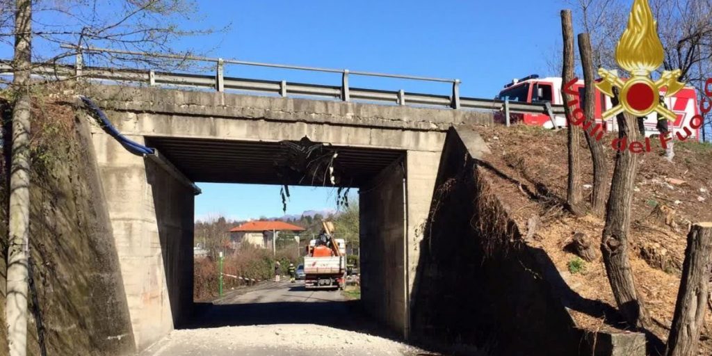 Autocarro danneggia un ponte sulla Novedratese: strada chiusa per tre mesi
