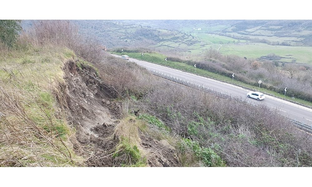 Nuova frana minaccia statale 131 Sardegna, traffico deviato