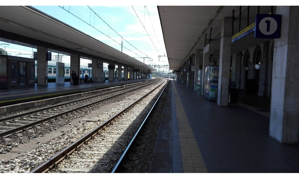 Baby gang in azione sul treno da Inverigo a Lambrugo: rapinato un 15enne