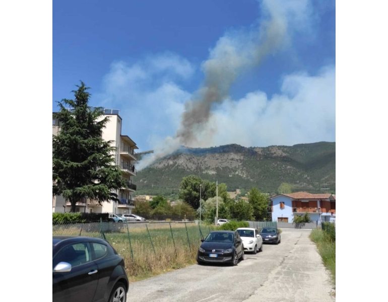 Nuovo incendio all’Aquila, focolaio in altra frazione