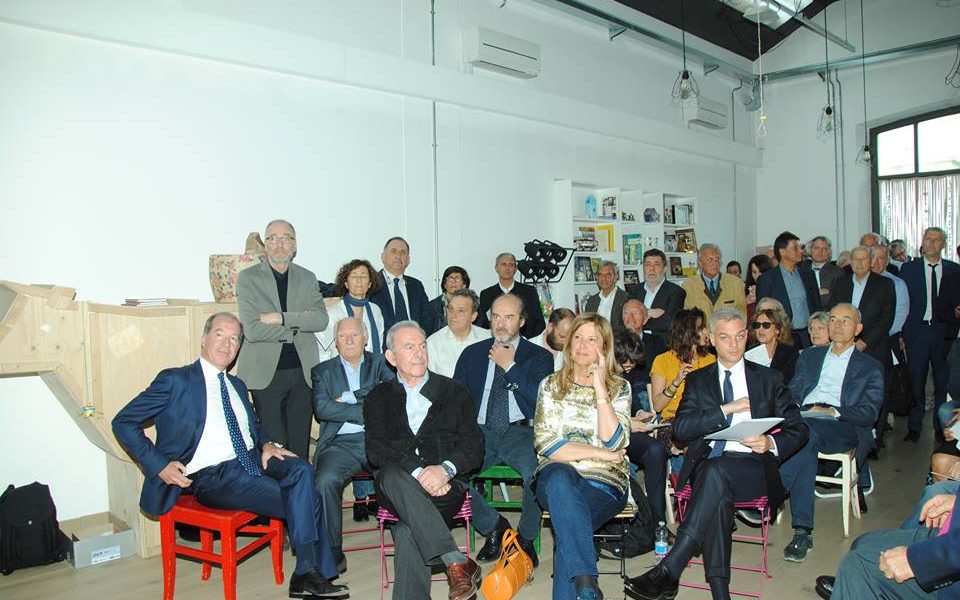 Como, la città dei “pensatoi”. Gli interrogativi dopo la nascita dell’Officina di De Santis