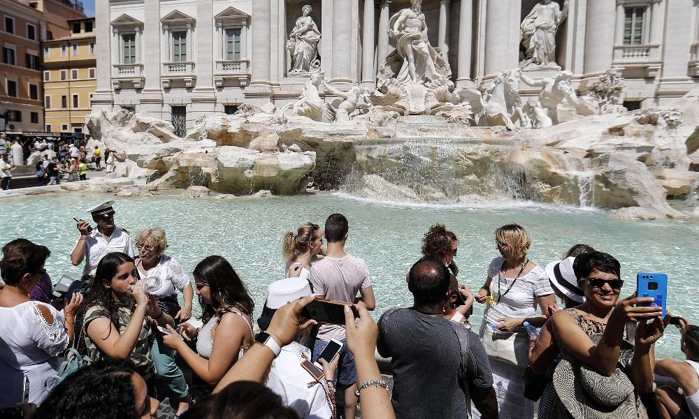 Ok barriere su vasca Fontana di Trevi