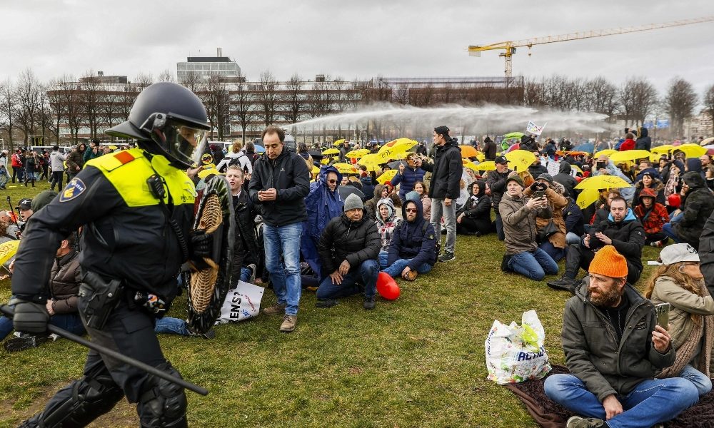 Olanda: scontri con i dimostranti, polizia usa gli idranti