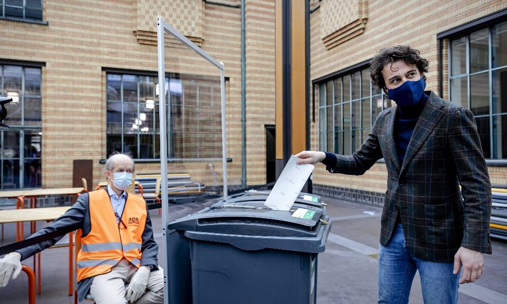Olanda:ultimo giorno di voto, Rutte favorito, rebus alleanze