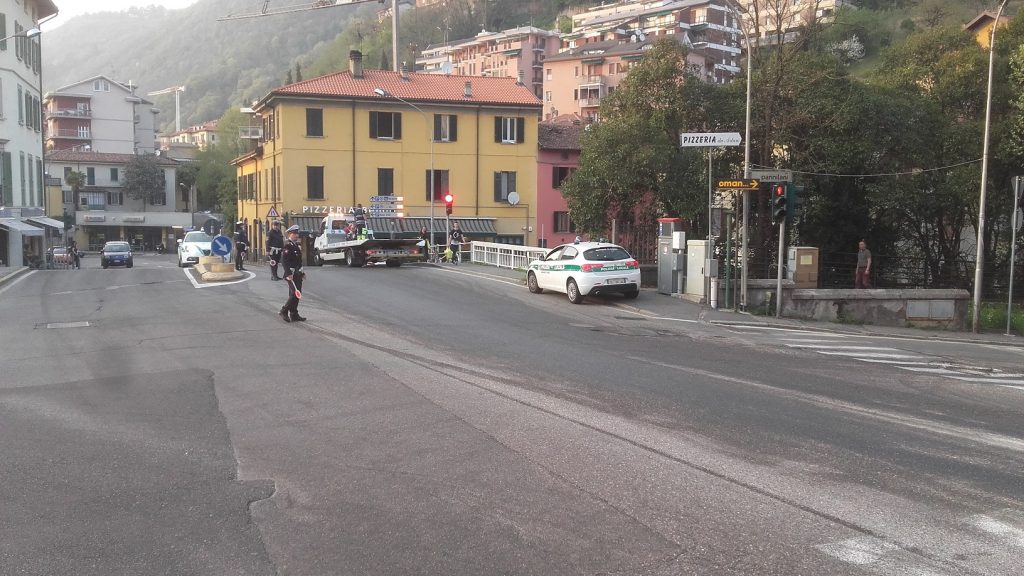 Olio lungo la strada da Lipomo a Como: individuato il camionista