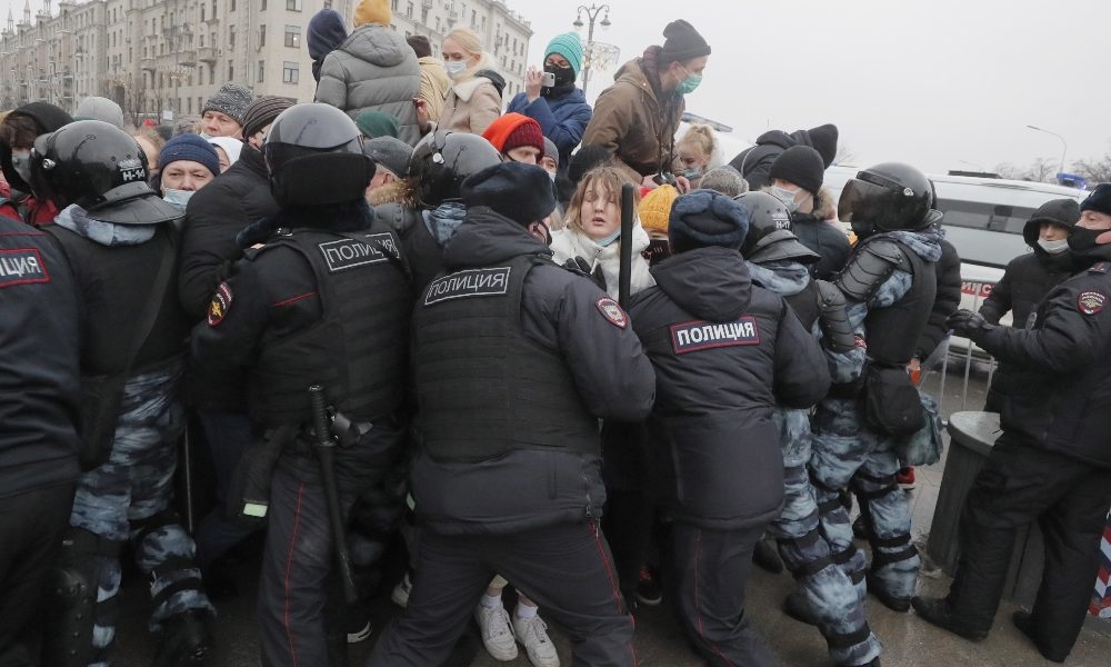 Oltre 3.300 fermati alle manifestazioni per Navalny