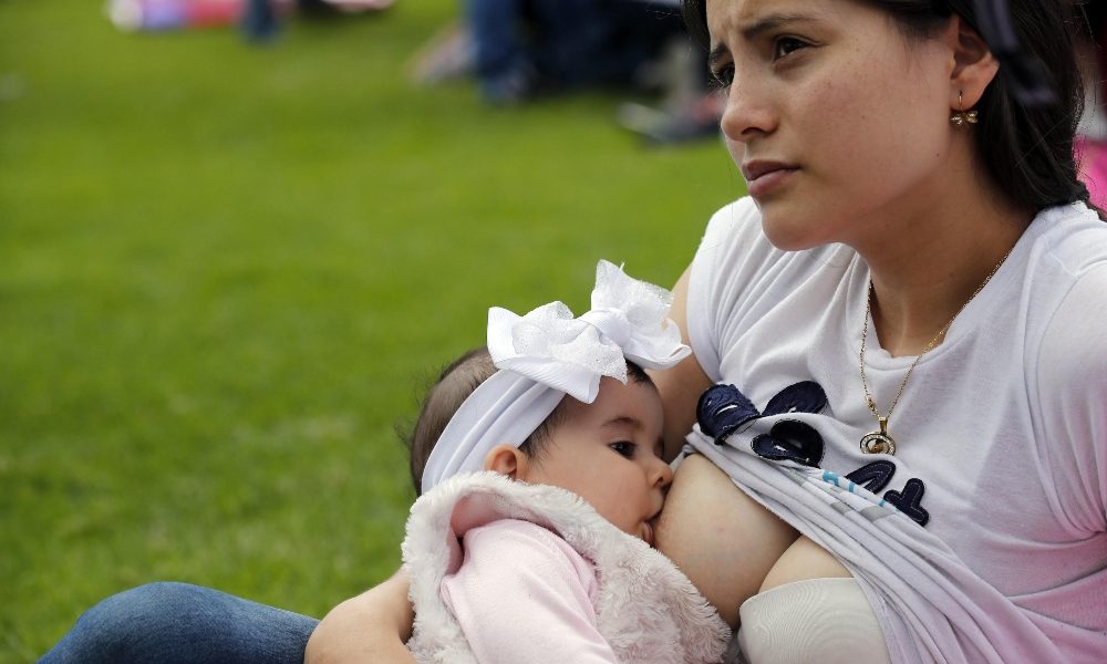 Oms, con il coronavirus si può allattare