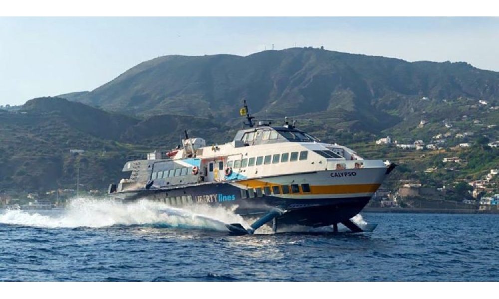 Onda anomala rompe finestrino aliscafo, panico a bordo
