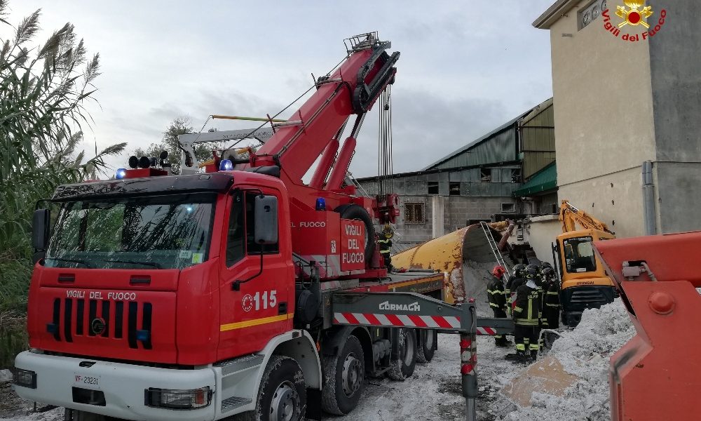 Operaio 36enne muore travolto da silos in segheria di marmo