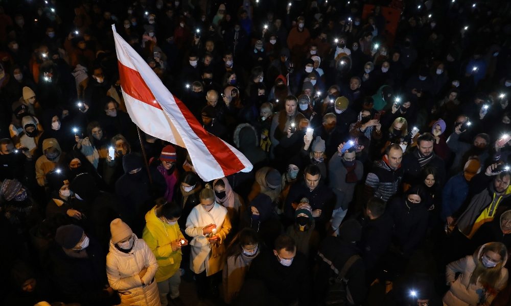 Oppositore picchiato e ucciso a Minsk, migliaia in strada