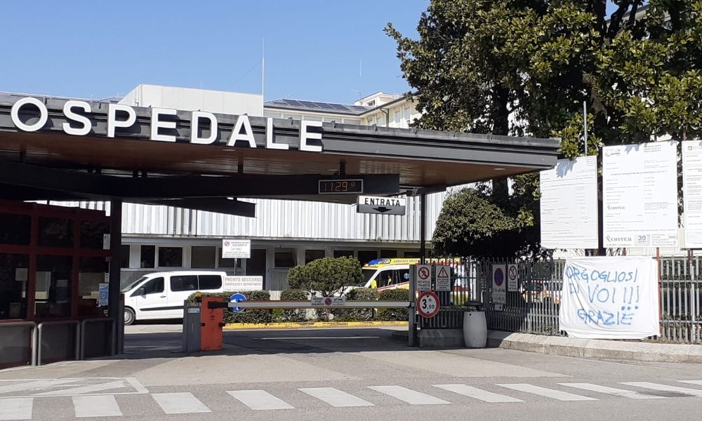 Orgogliosi di voi, striscione a ospedale