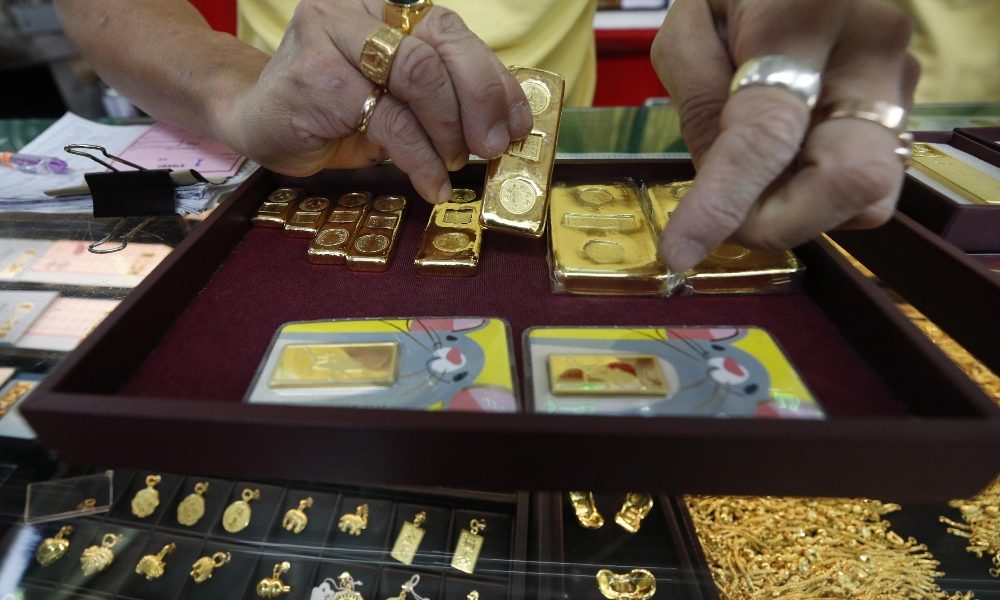 Oro: dollaro si rafforza, prezzo scende a 1.882 dlr l’oncia