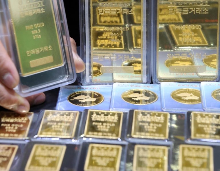 Oro: pausa prezzi, -0,43% a 1624 dollari