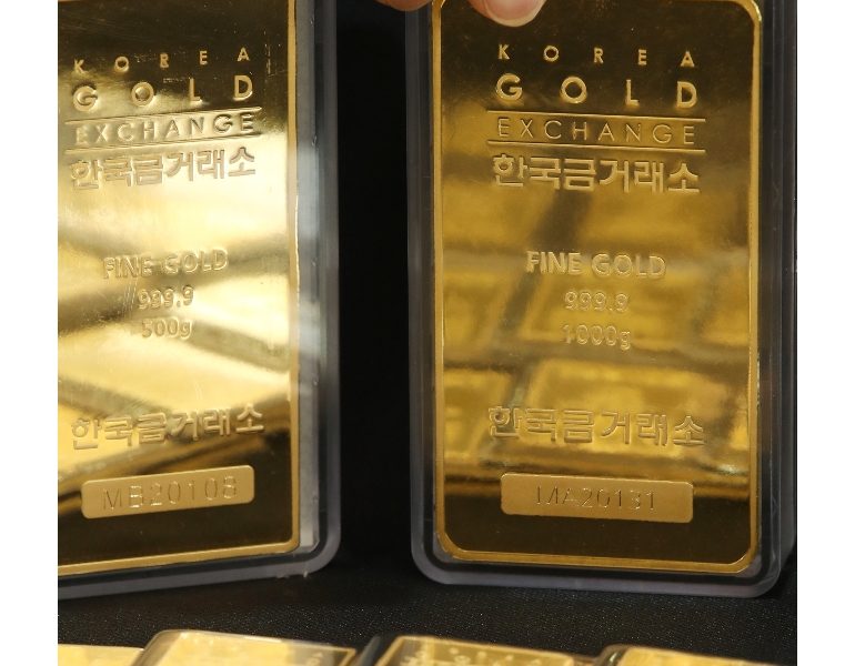 Oro: prezzo in calo a 1.863 dollari