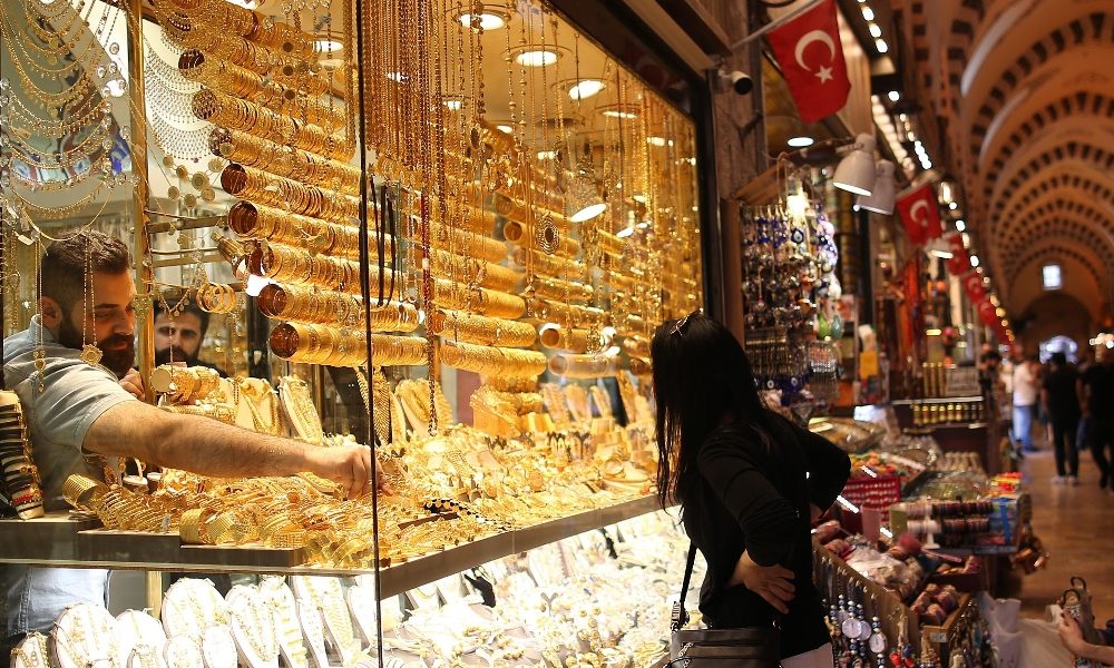Oro: prezzo in rialzo a 1751 dollari (+0,4%)