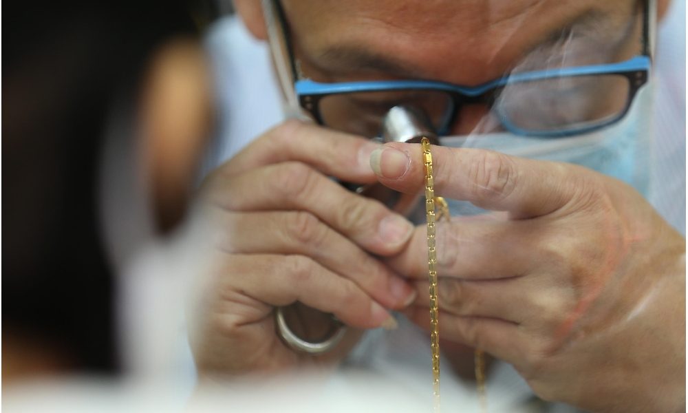 Oro: prezzo resta sulla soglia dei 1900 dollari l’oncia