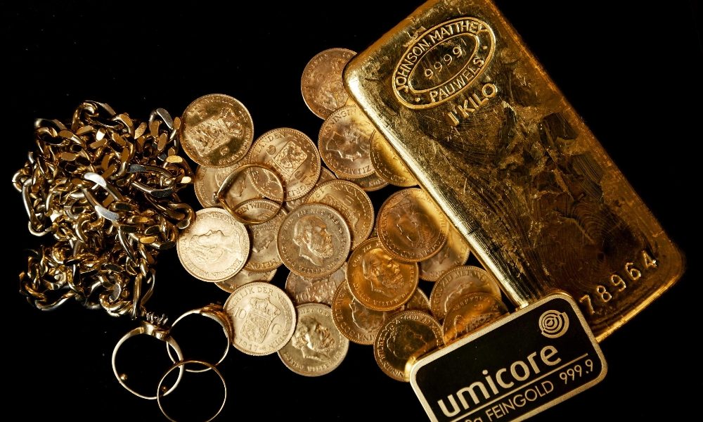 Oro: resta sopra soglia 2000 dollari