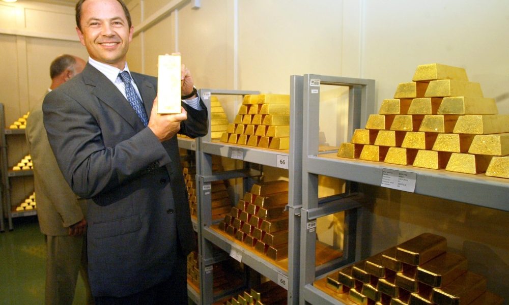 Oro: sale a 1.561,70 dollari