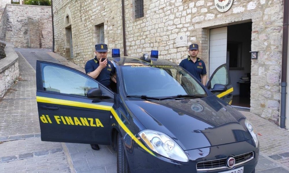 Ottiene fondi pubblici con fatture false