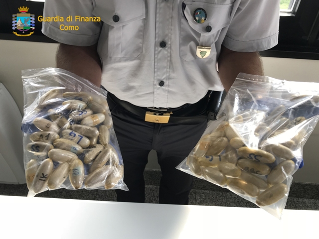 Corriere della droga nei guai, 108 ovuli in corpo