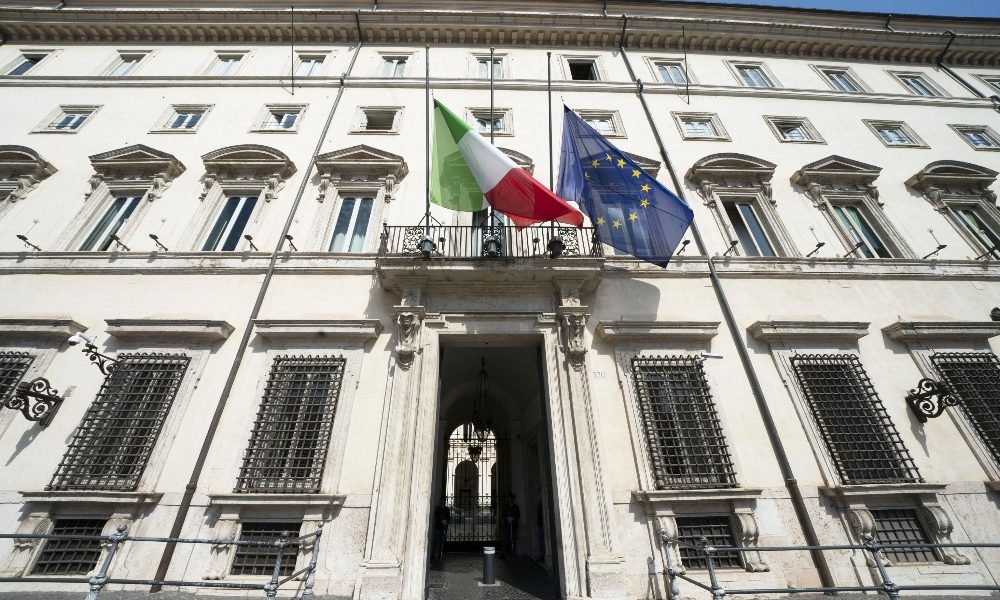 P.Chigi,bandiere a mezz’asta per lutto