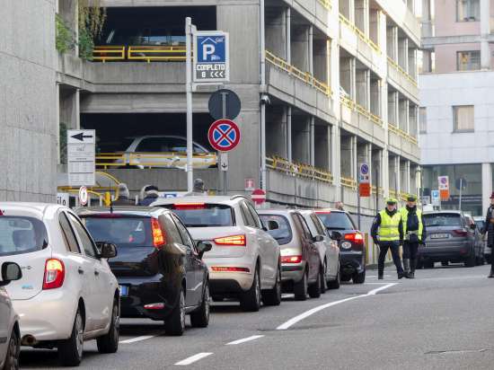 «Consentire ai residenti l’accesso da via Mentana». L’idea di un abitante di via Giulini “prigioniero” del traffico verso l’autosilo