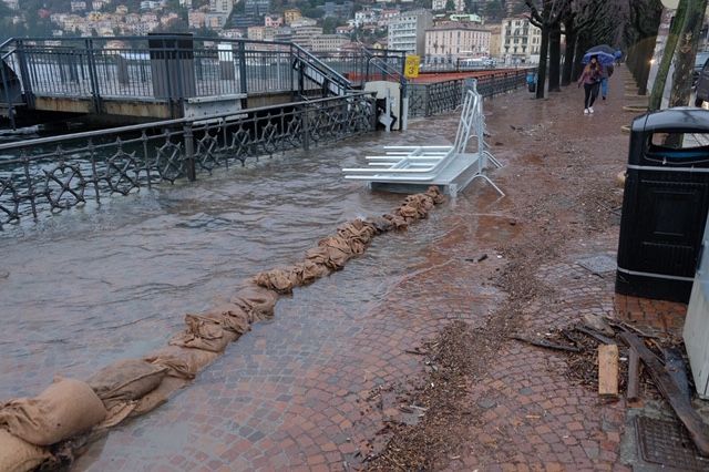 Lario a rischio esondazione in piazza Cavour: già posati sacchi di sabbia e passerelle