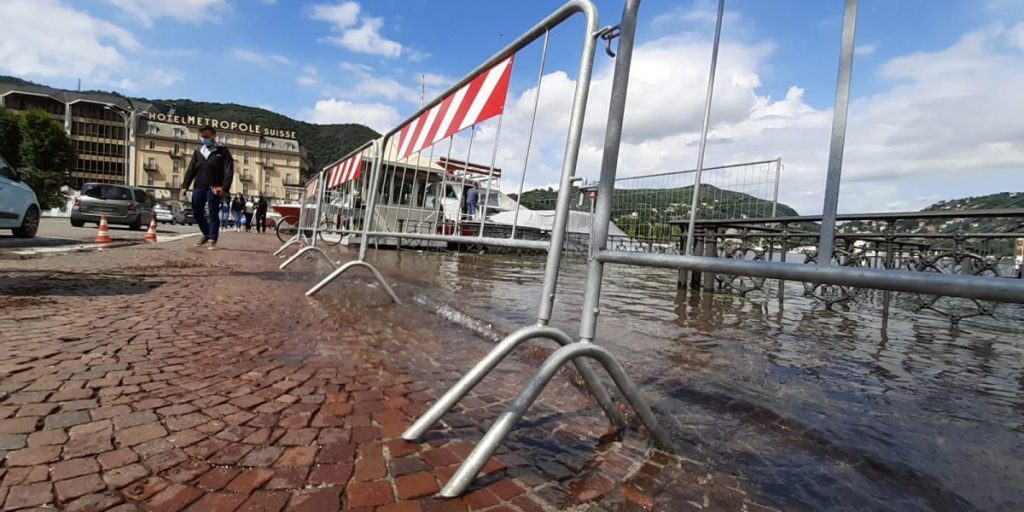 Maltempo, il Lario lambisce piazza Cavour a Como