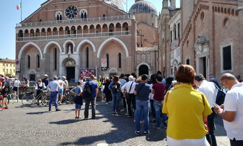 Padova, code per seguire messa Basilica
