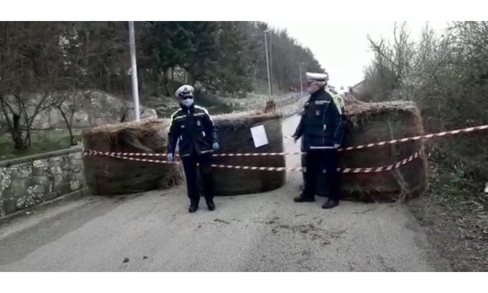 Paese blocca accessi con balle fieno