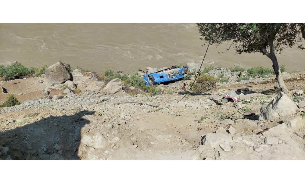 Pakistan: esplosione su bus, 13 morti