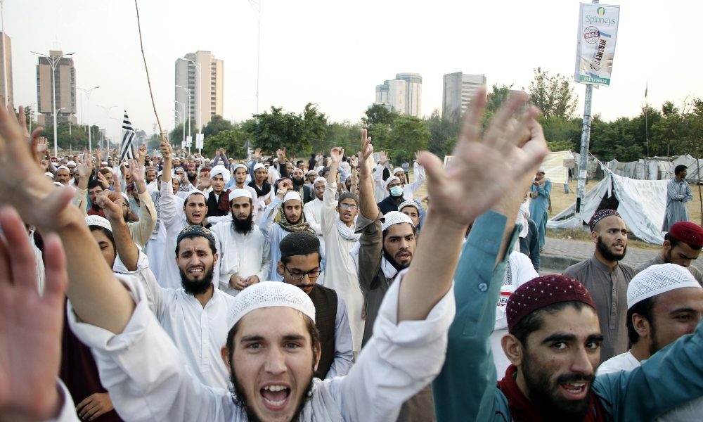 Pakistan, lacrimogeni su manifestanti anti-francesi