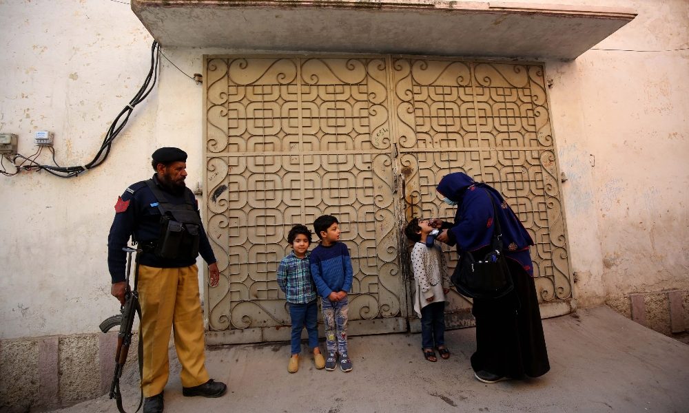 Pakistan: ucciso agente di scorta a vaccinatori anti-polio