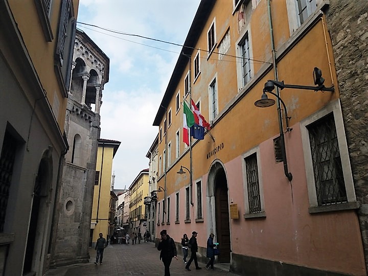 Carta di identità elettronica, attesa biblica a Como. Il Comune: «Appuntamento a settembre»