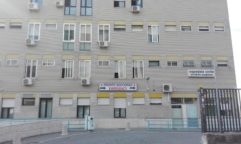 Panico in ospedale Catanzaro, uomo sfonda porta con ascia