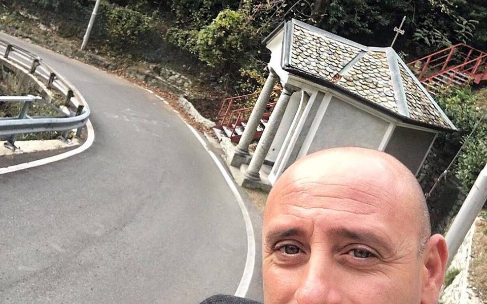 Paolo Bettini, “selfie” a Civiglio nel punto in cui scattò per andare a vincere il Lombardia 2006