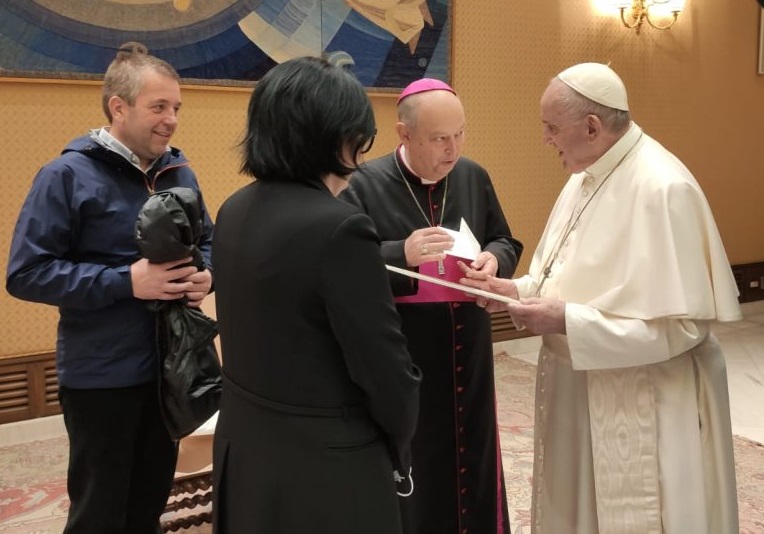 Papa Francesco incontra i genitori di don Roberto Malgesini: «Vostro figlio ha dato la vita per aiutare i poveri»