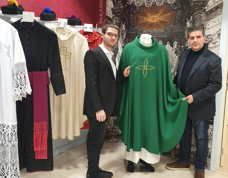 Papa a Bari con casula ‘made in Puglia’