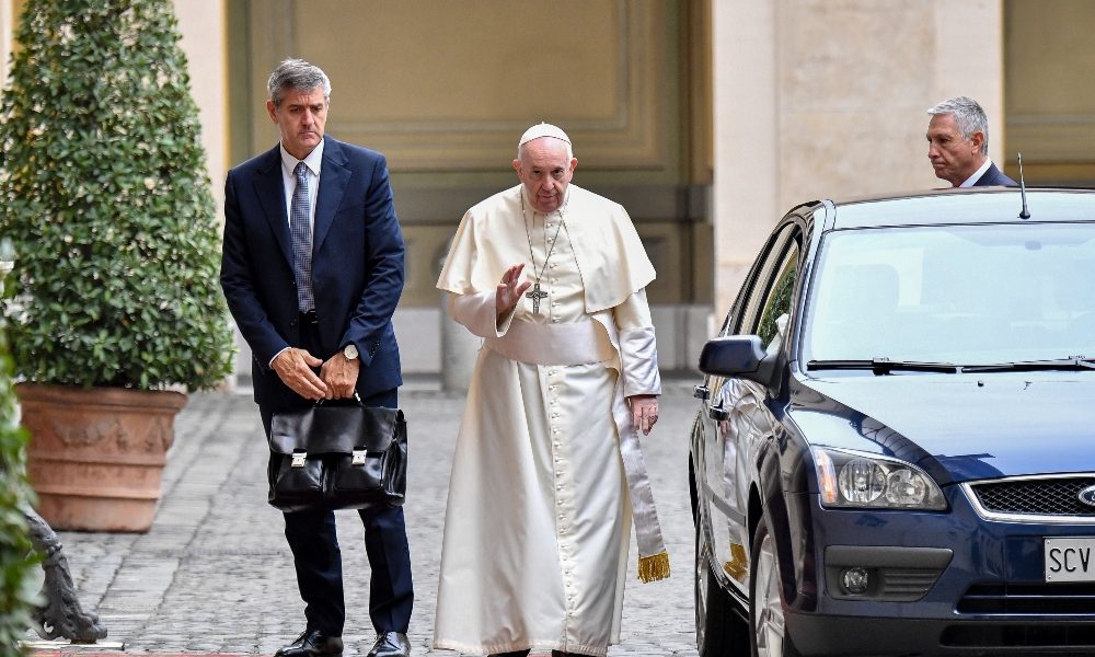 Papa a Spello, fa visita a monasteri