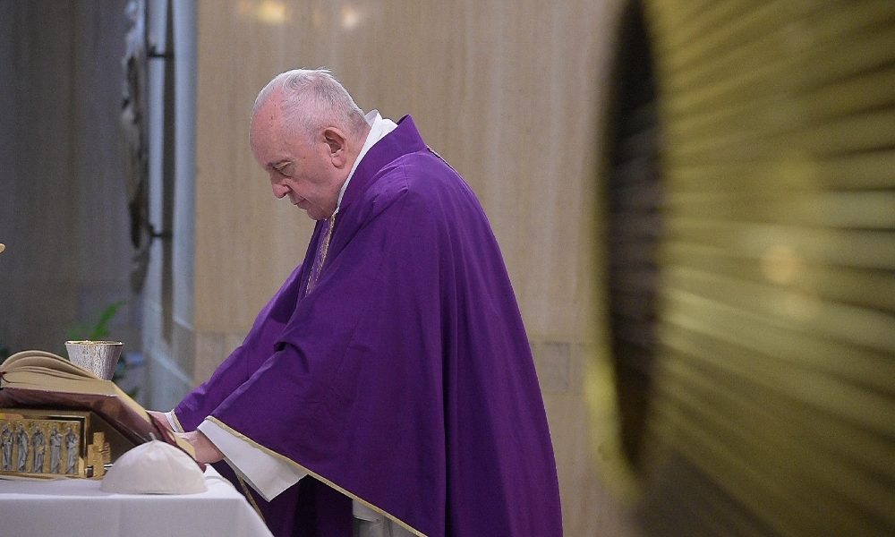 Papa: anche oggi incontri solo a S.Marta