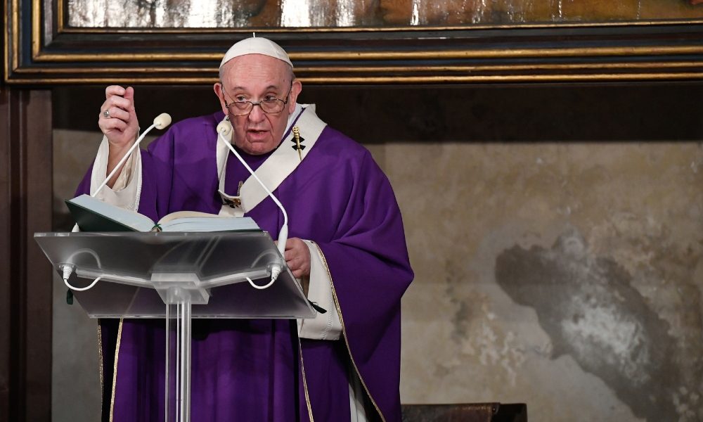 Papa è eretico, vescovo punisce viceparroco