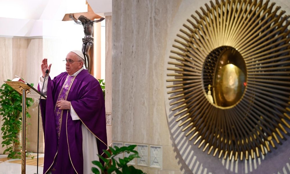 Papa: famiglie chiuse vivano con amore