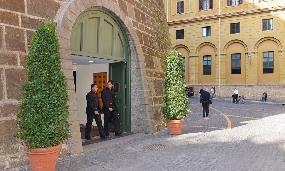 Papa: nomina un laico segretario Apsa