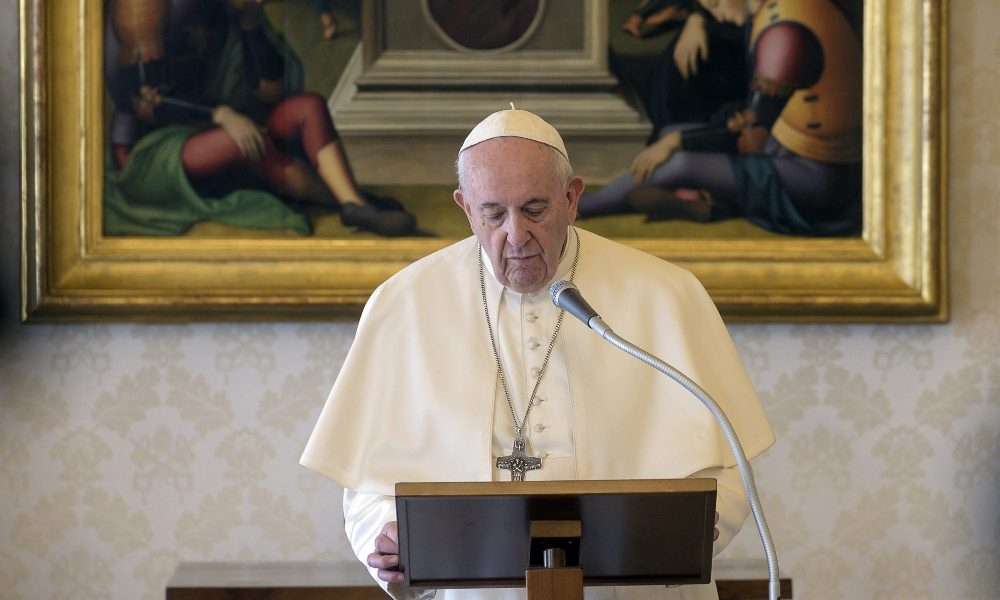 Papa: penso a famiglie che hanno perso congiunti per Covid