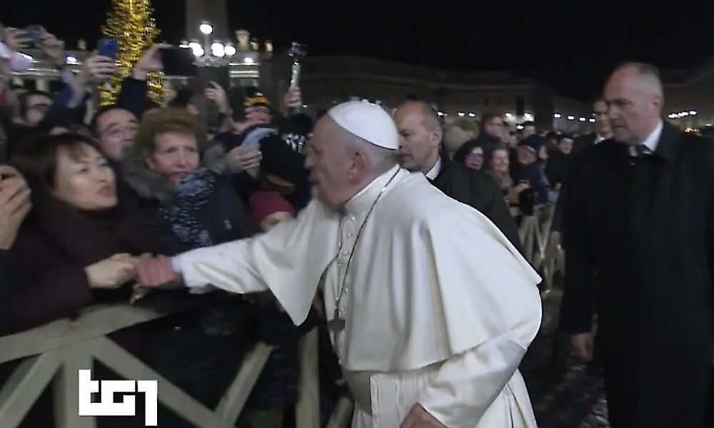 Papa strattonato si infuria,poi si scusa